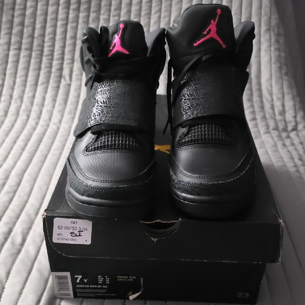 Jordans 7y Black and Pink Sneakers